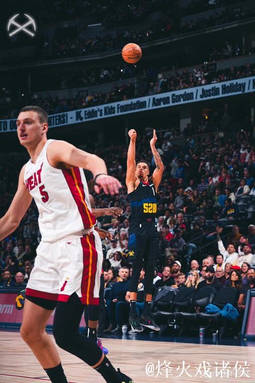 小波特跑位到弧顶接球,三分干拔出手投进3+1 小波特跑位到弧顶接球,三分干拔出手投进3+1